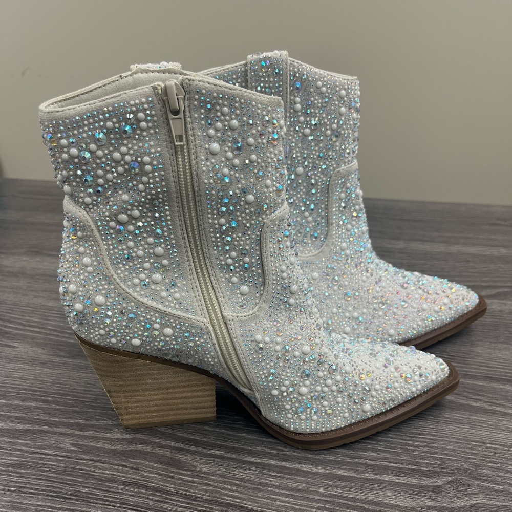 Women’s 7.5 sequin boots.